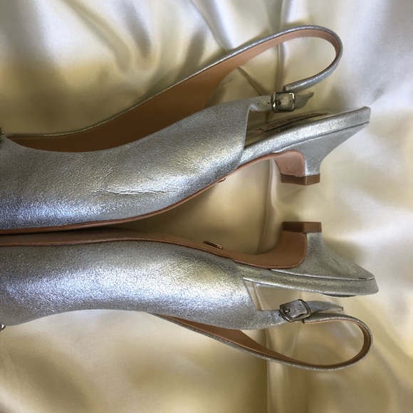 Badgley Mischka Silver Metallic Kitten Heeled Pumps - Picture 16 of 16